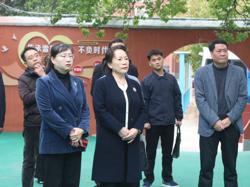 10.29二小视察.jpg 10.29二小视察.jpg