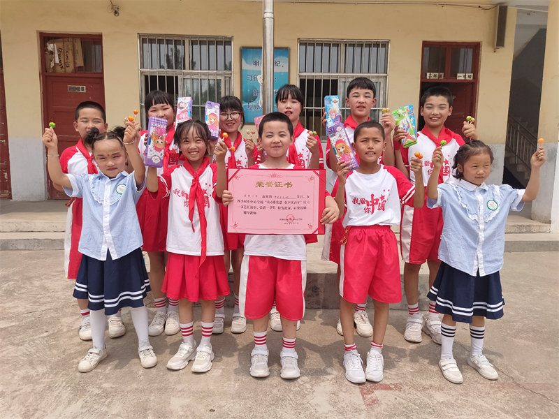 获奖后孩子们开心地样子.jpg