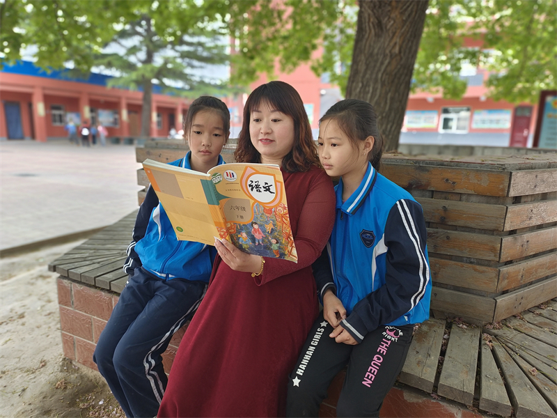 孙静 与学生共读.jpg