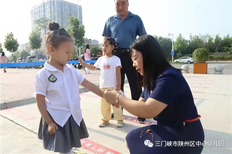 照片为曹春风在端午节活动中为幼儿送香囊.jpg