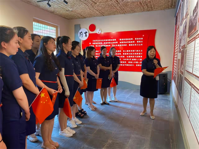 照片为曹春风带领全体教师到小南川抗日根据地纪念馆开展党日活动.jpg