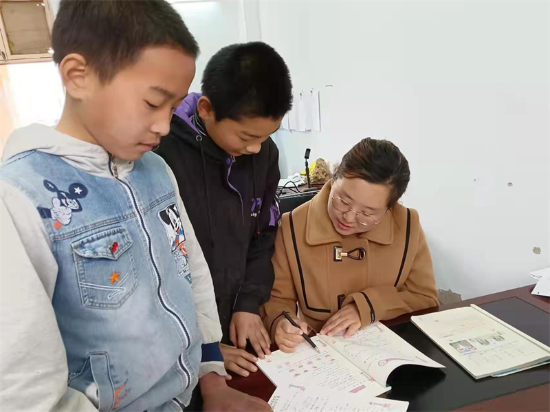 课下辅导学生作业.jpg