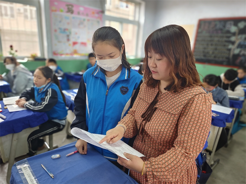 孙静 辅导学生.jpg