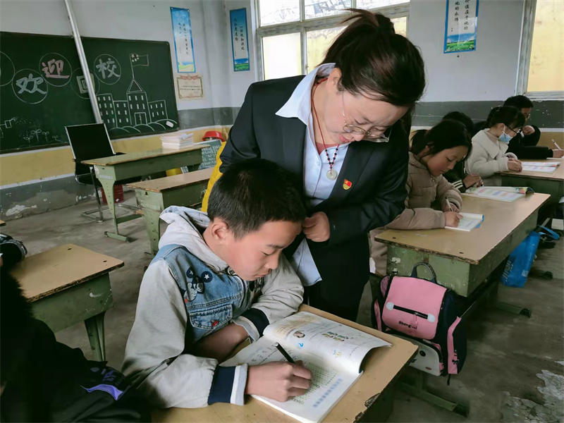 课堂种辅导学生.jpg