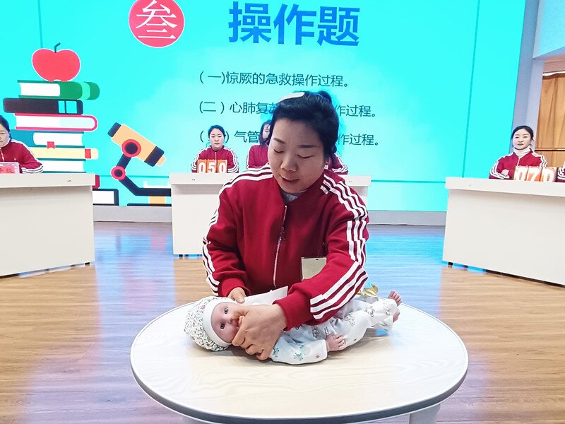 5保育教师为高热惊厥的患儿进行现场急救   张娟丽摄_proc.jpg