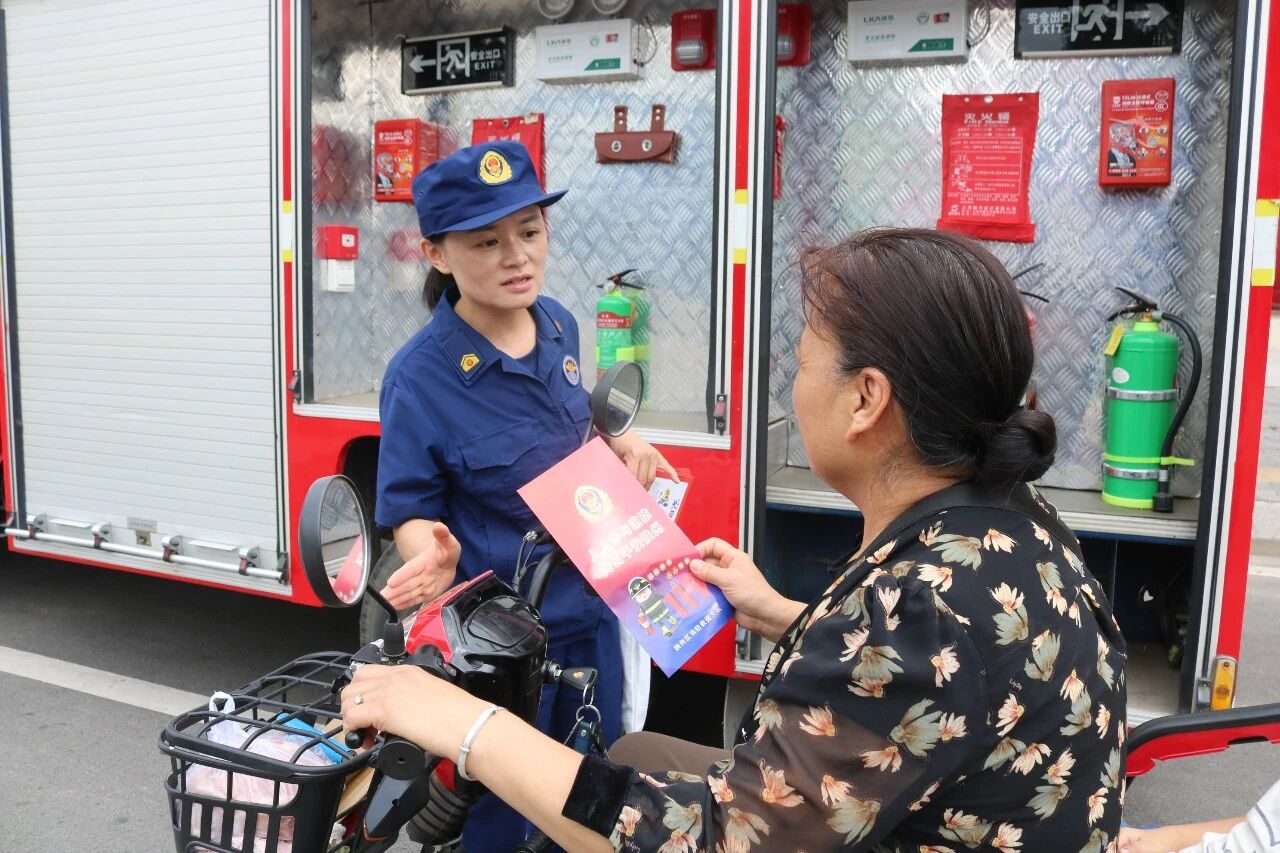 区消防救援局：流动消防宣传车守护夏季安全