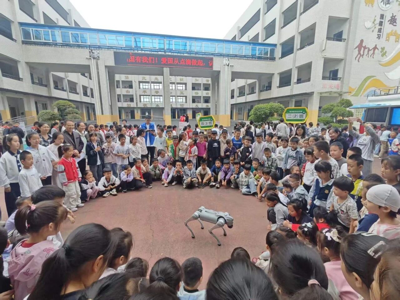 区科协：开展科普大篷车进校园活动
